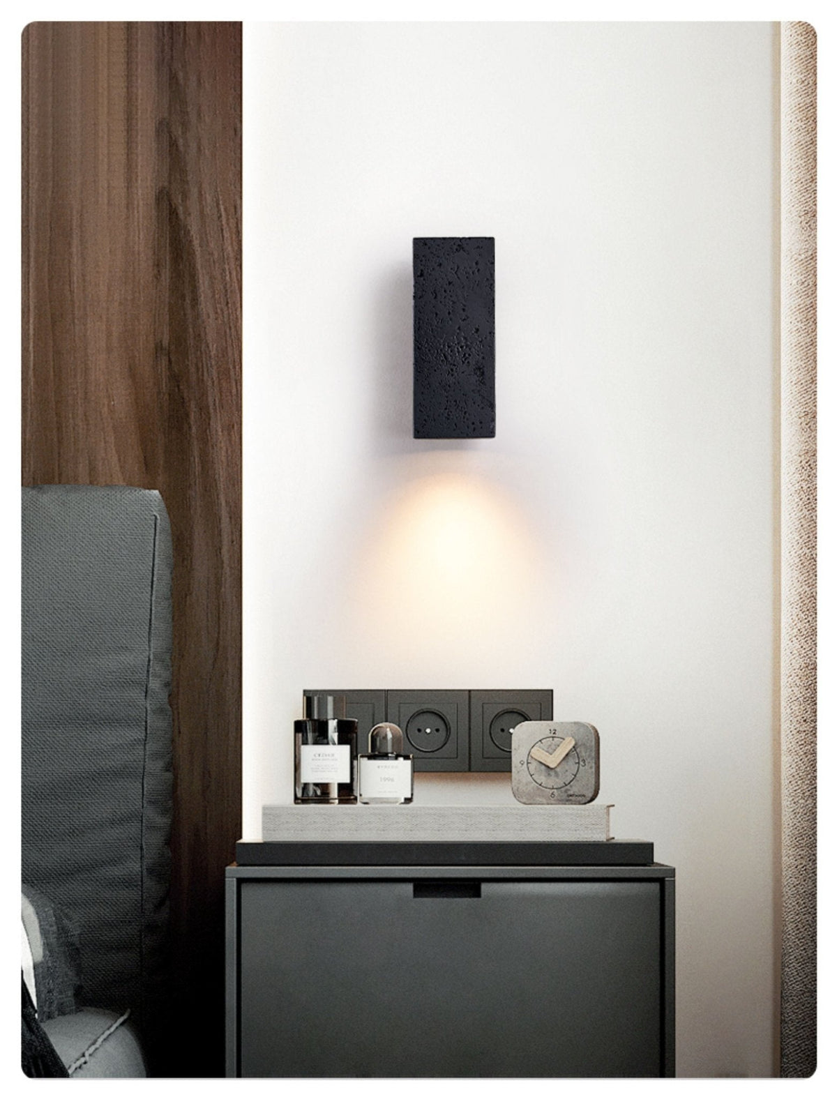 Ewan kubusvormige wandlamp in zwart travertin