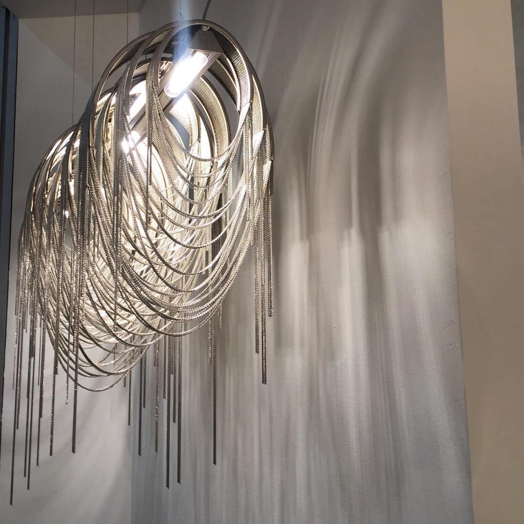 Tarien kroonluchter met gelaagde kettingen in nikklevering luxe