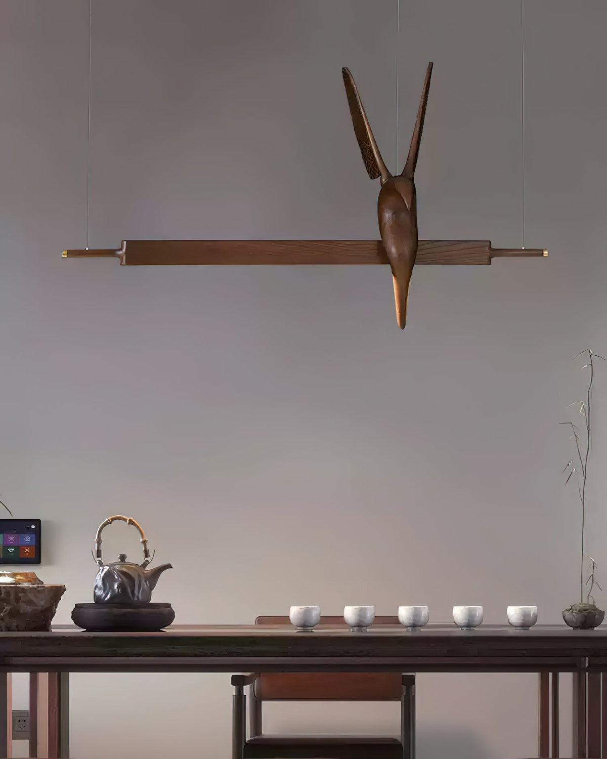 Varinisra sculpturale hanglamp van walnoothout