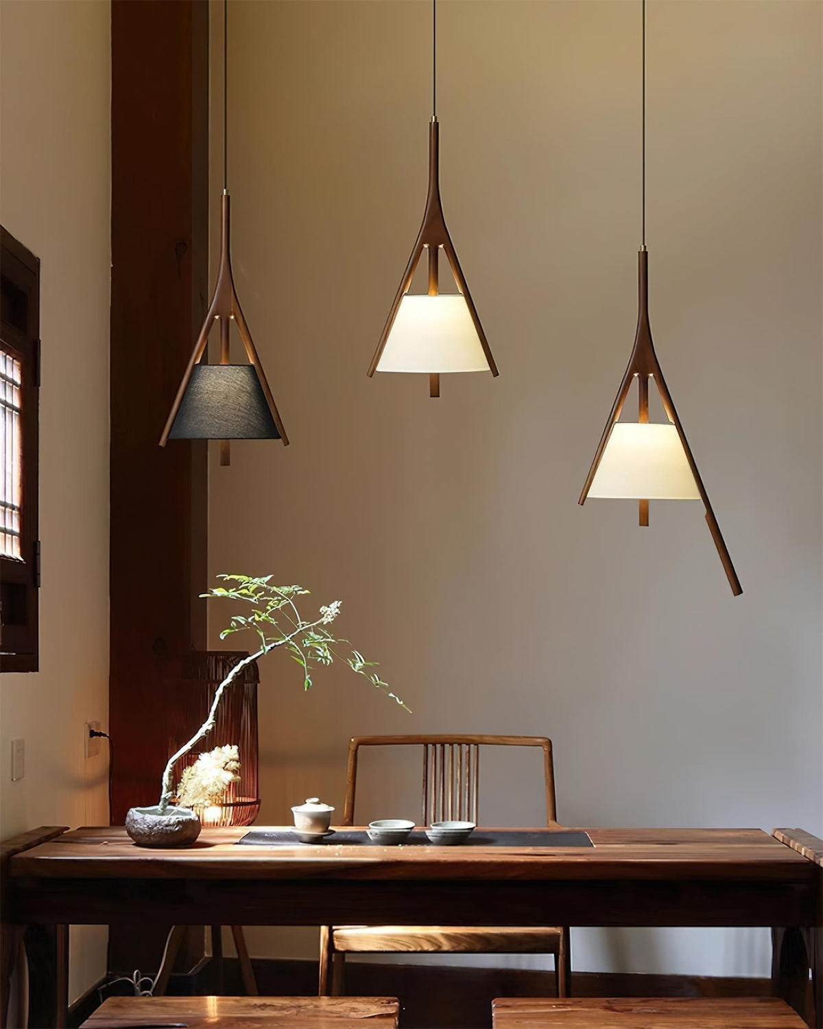 Zovenarae driehoekige hanglamp van walnoothout