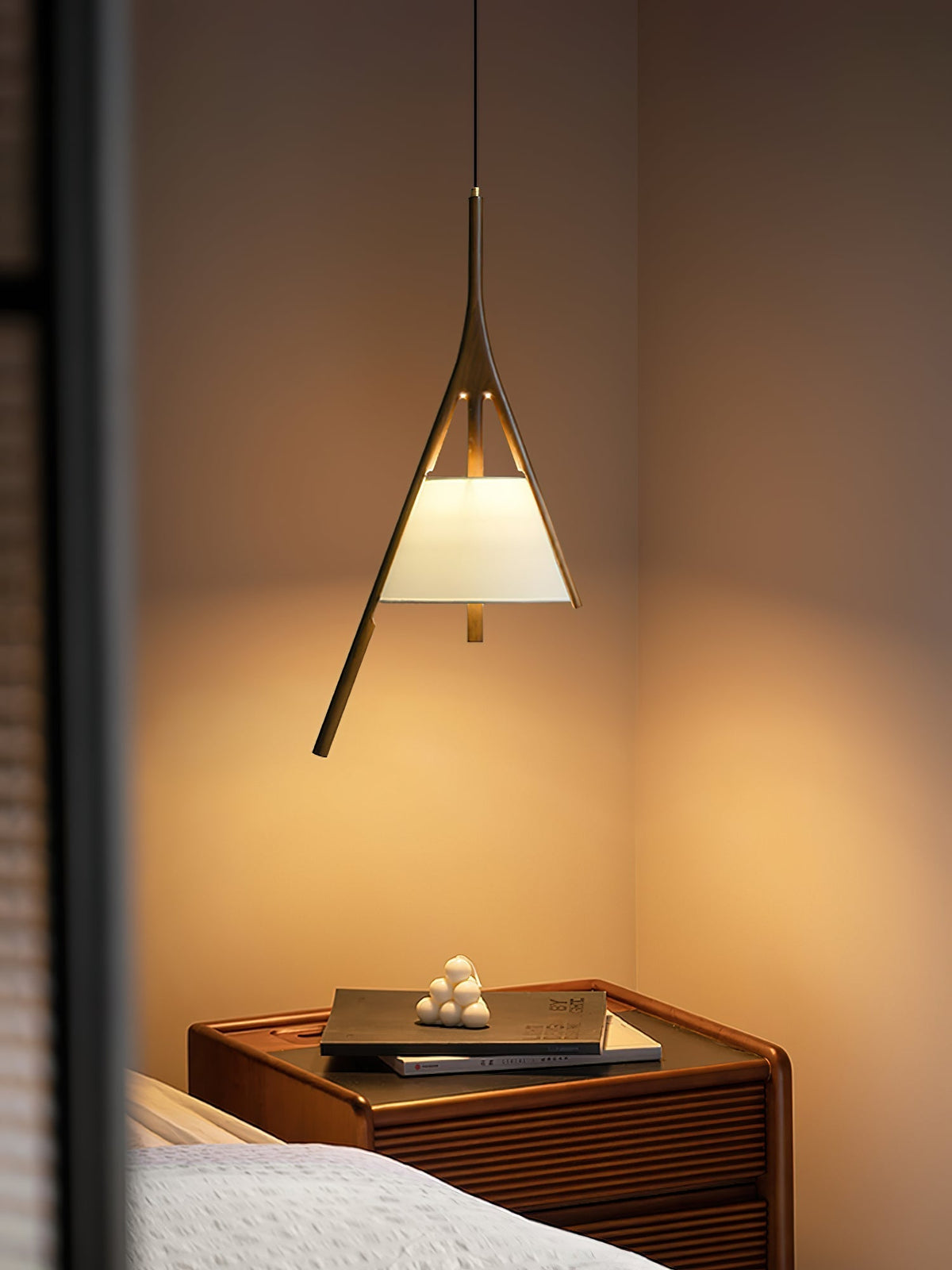 Zovenarae driehoekige hanglamp van walnoothout