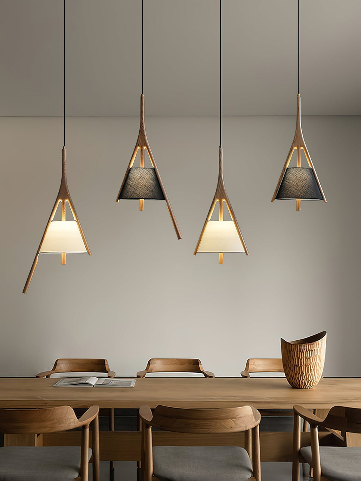 Zovenarae driehoekige hanglamp van walnoothout