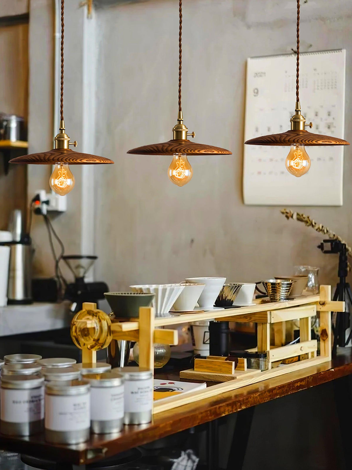 Veldra Retro hanglamp van messing en walnoot