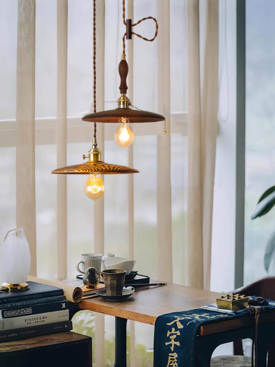 Veldra Retro hanglamp van messing en walnoot