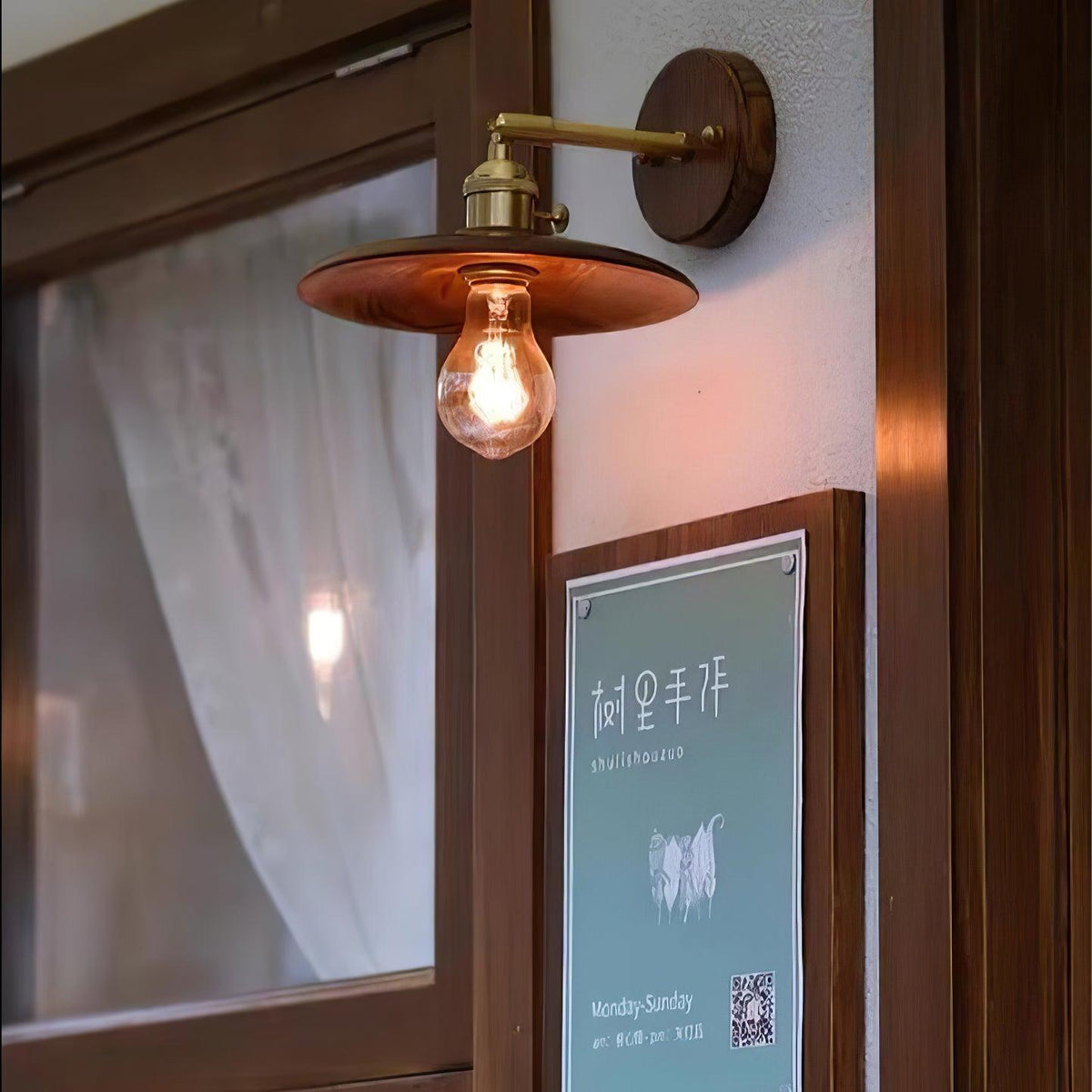 Auroelia wandlamp van messing met walnoothout