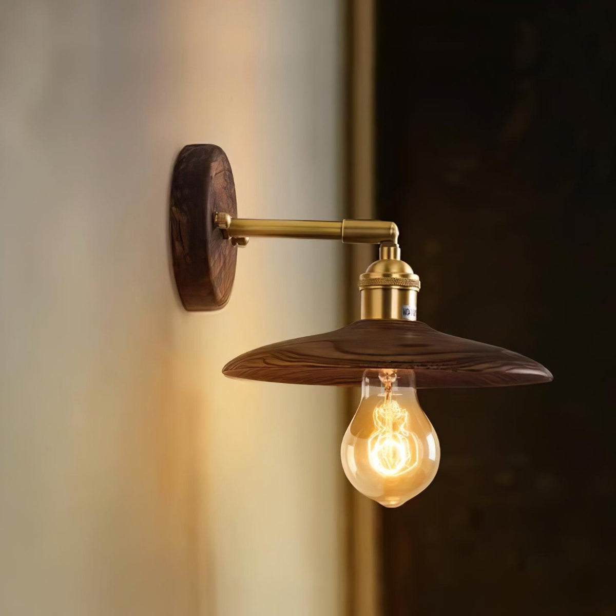 Auroelia wandlamp van messing met walnoothout