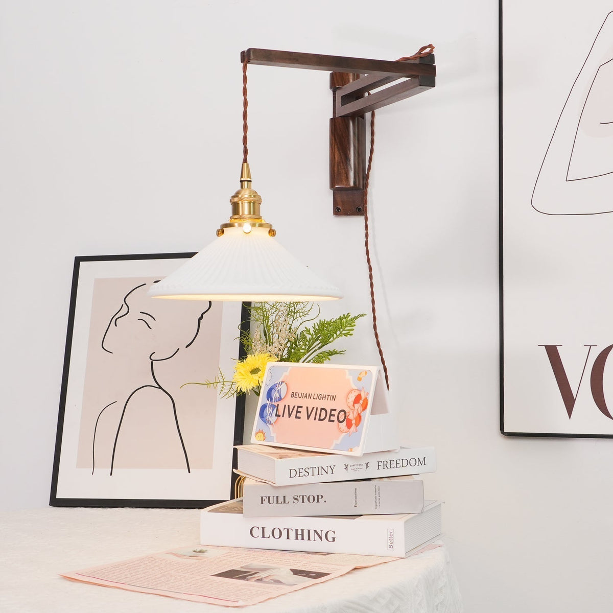 Evin Noordse kunst Swing Arm wandlamp van walnoothout en keramiek