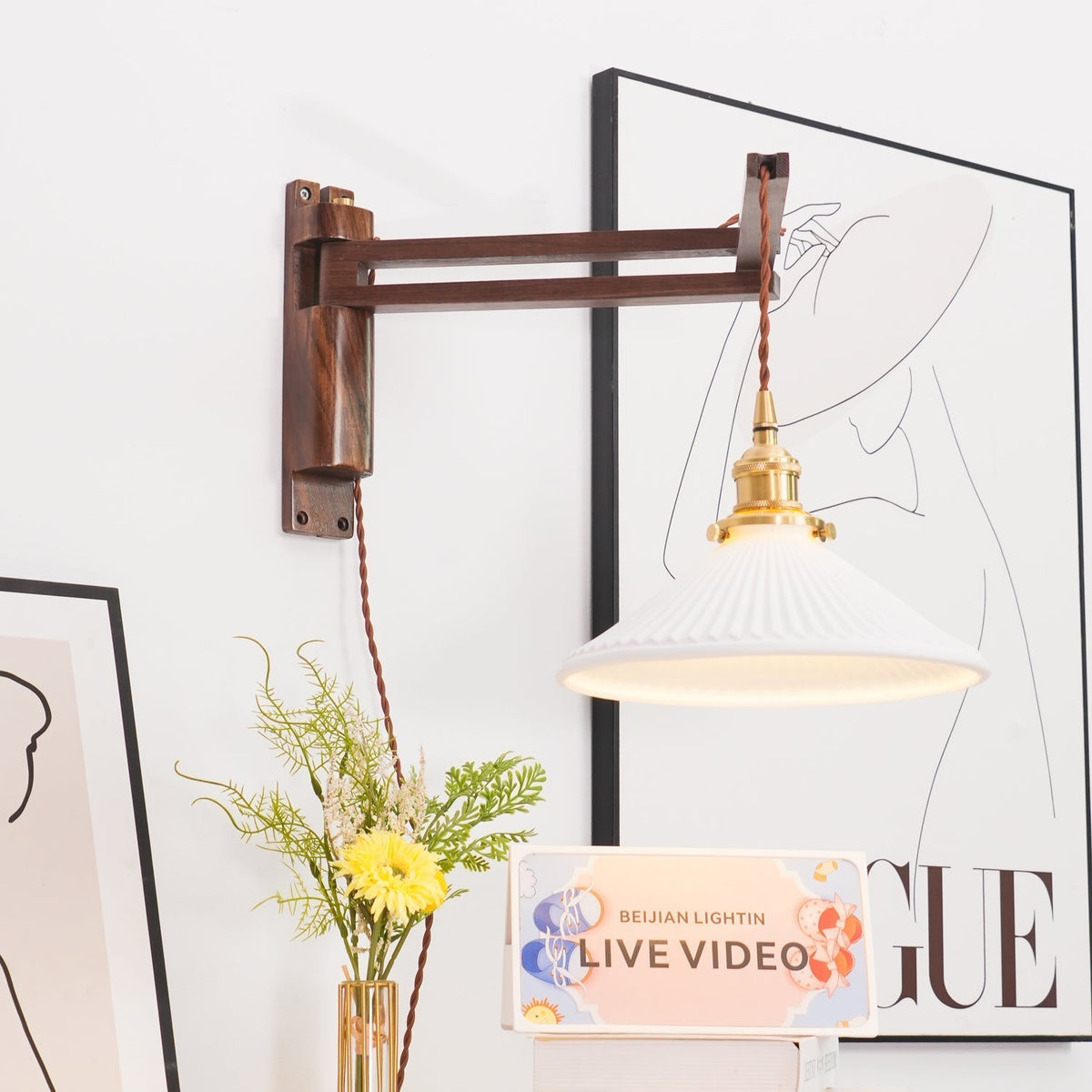 Evin Noordse kunst Swing Arm wandlamp van walnoothout en keramiek