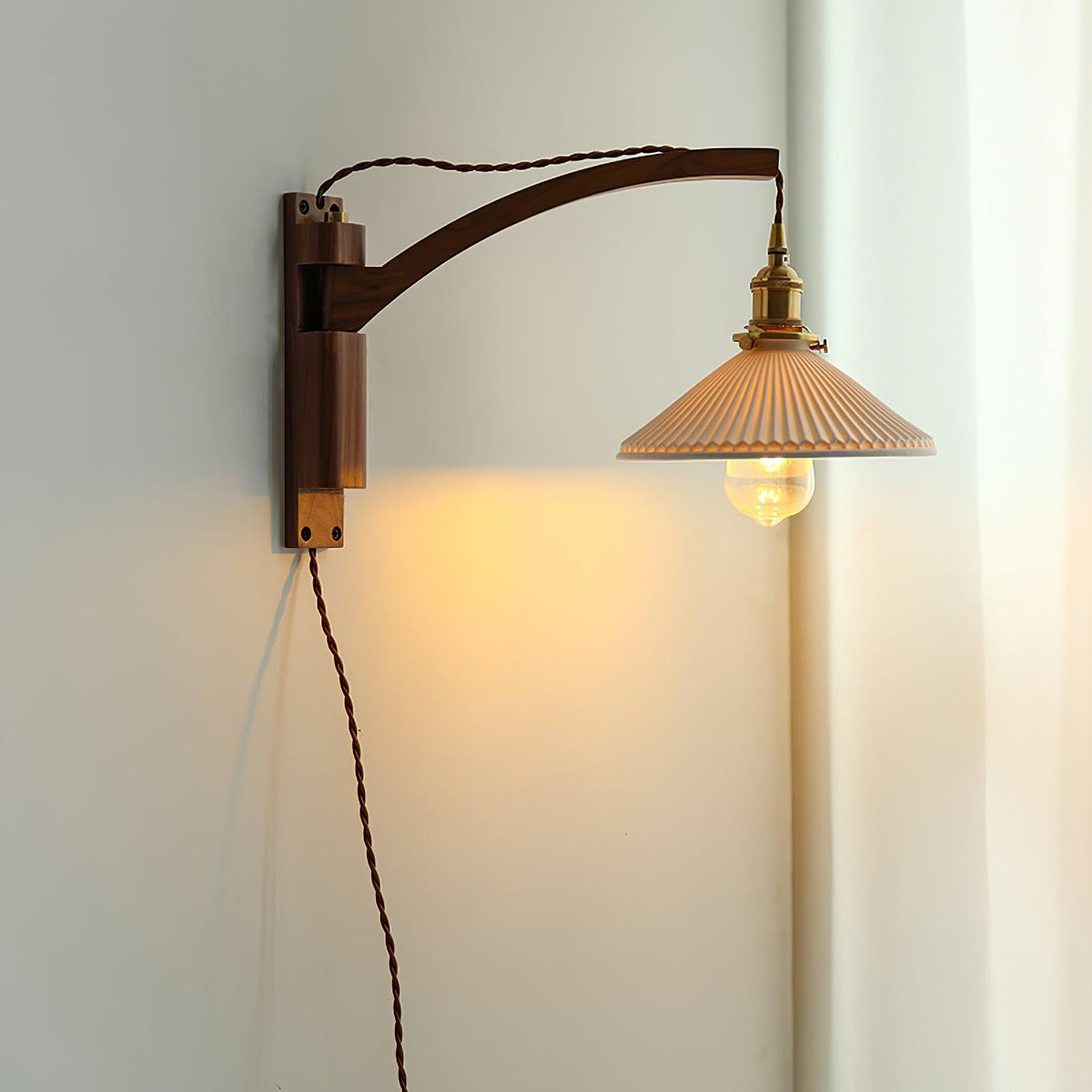 Evin Noordse kunst Swing Arm wandlamp van walnoothout en keramiek