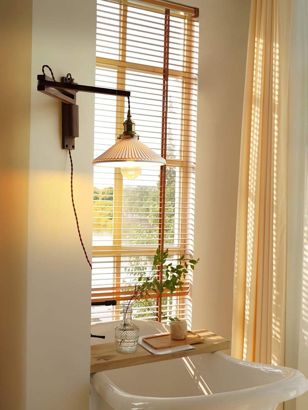Evin Noordse kunst Swing Arm wandlamp van walnoothout en keramiek