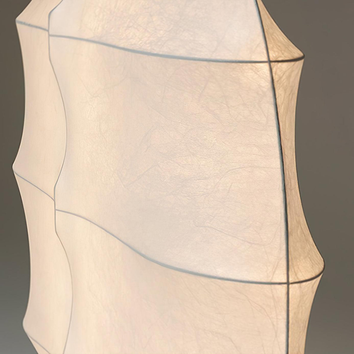 Lylaeos wandlamp met organische vorm in imitatie zijde