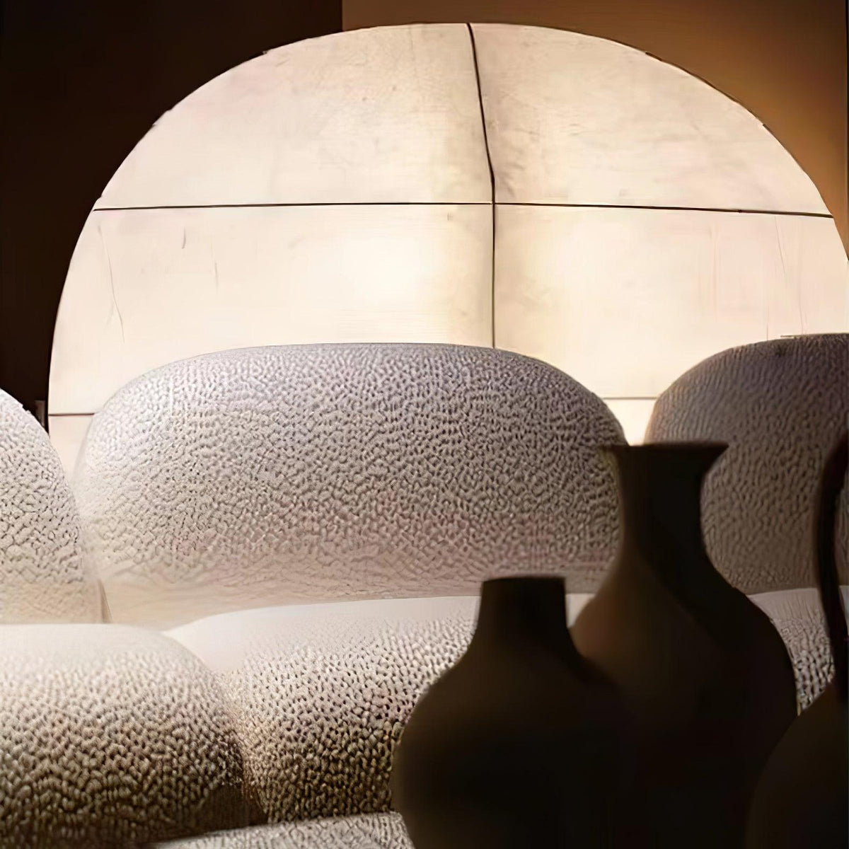 Lylaeos wandlamp met organische vorm in imitatie zijde