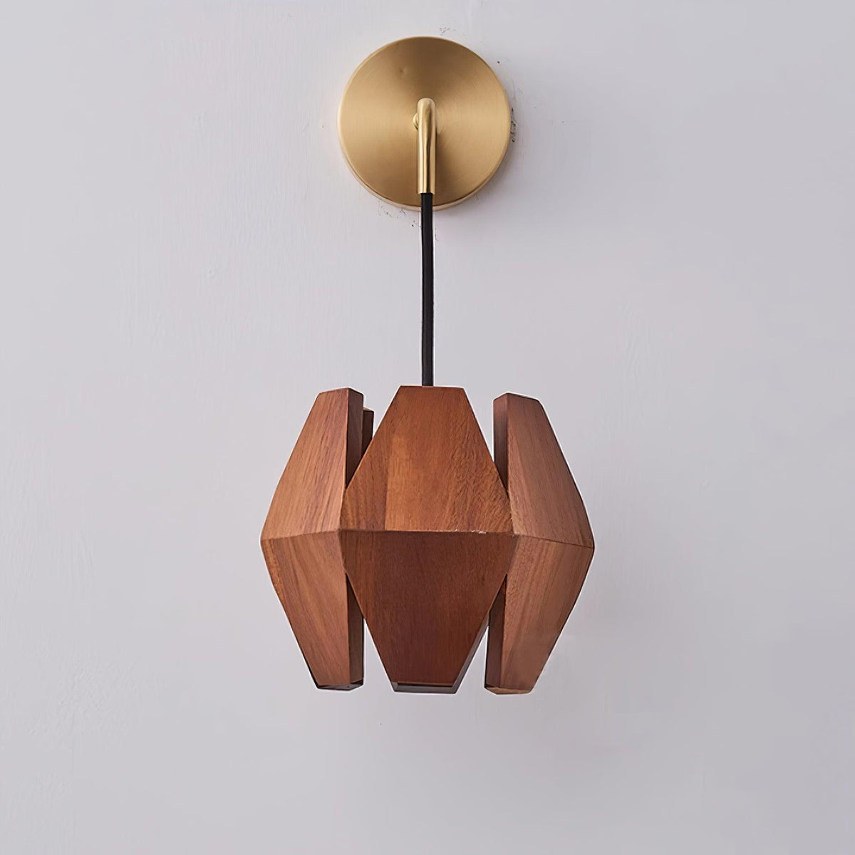 Wandlamp met geometrische houten kap, warme gloed, Noordse minimalistische accent