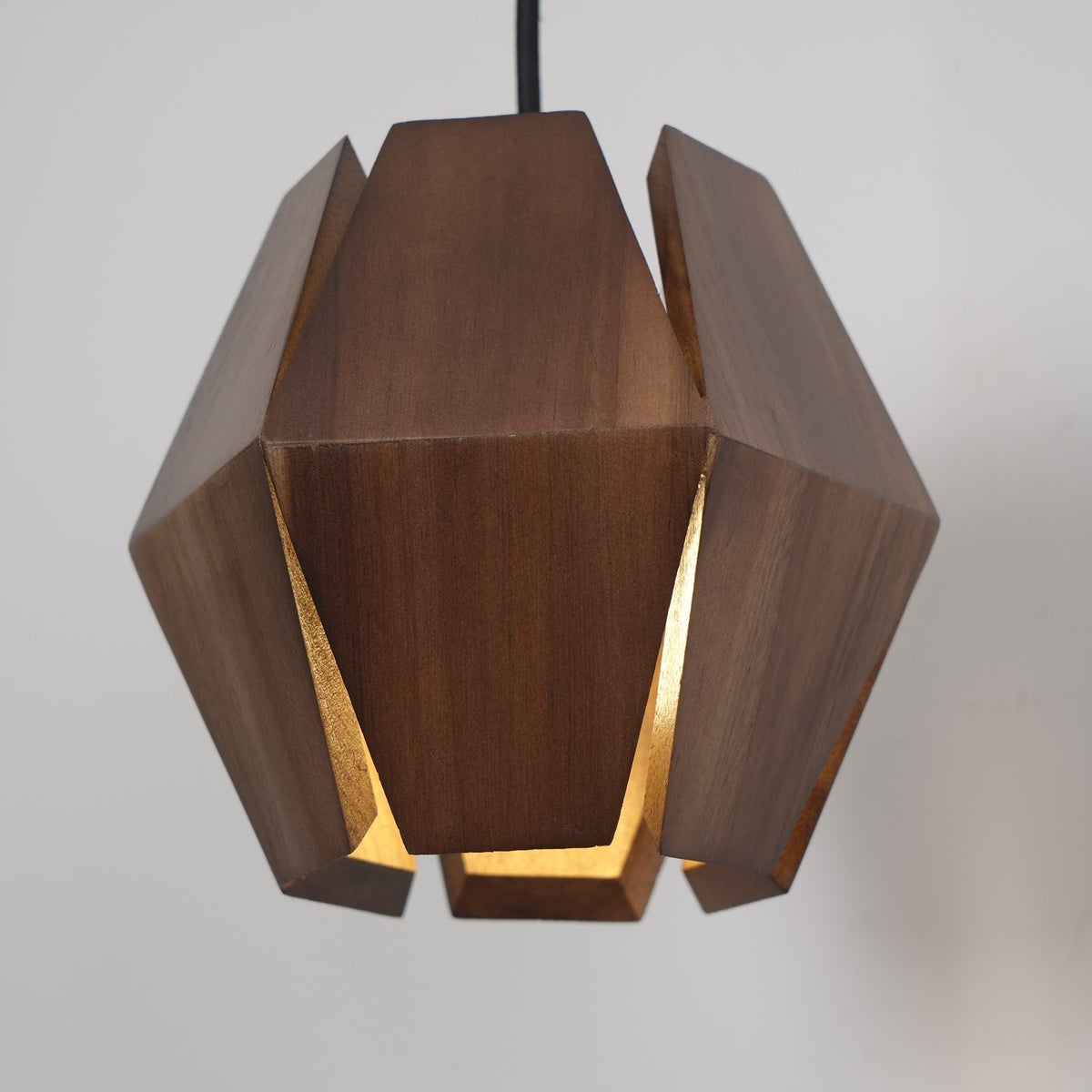Wandlamp met geometrische houten kap, warme gloed, Noordse minimalistische accent
