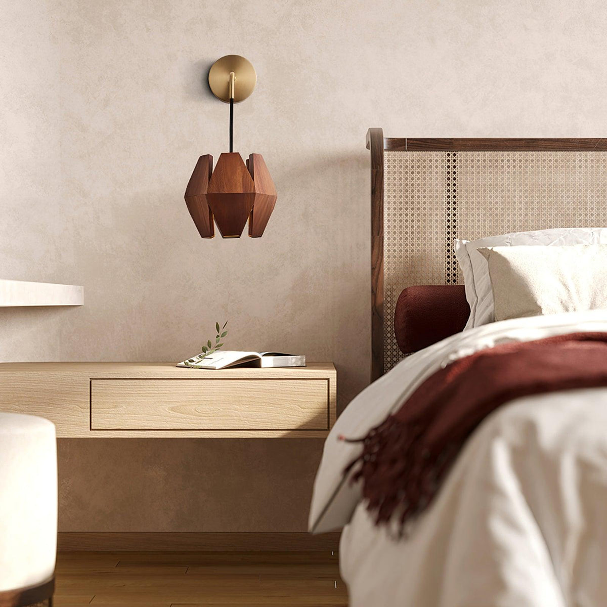 Wandlamp met geometrische houten kap, warme gloed, Noordse minimalistische accent