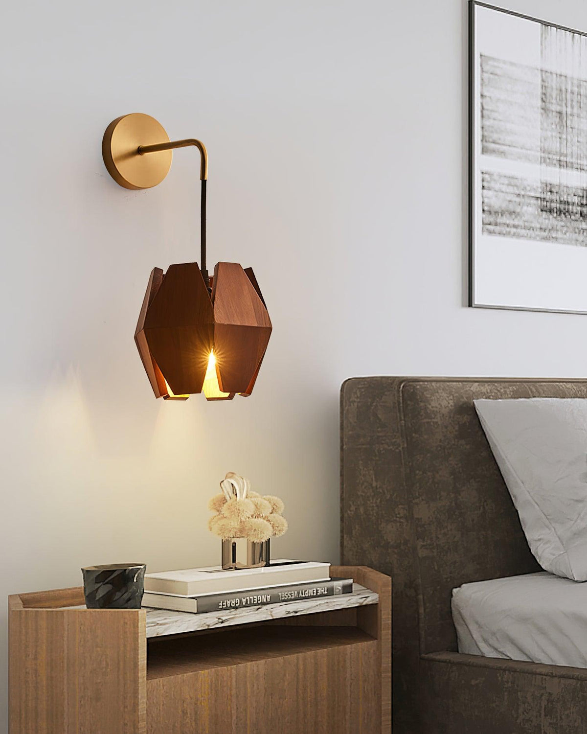Wandlamp met geometrische houten kap, warme gloed, Noordse minimalistische accent