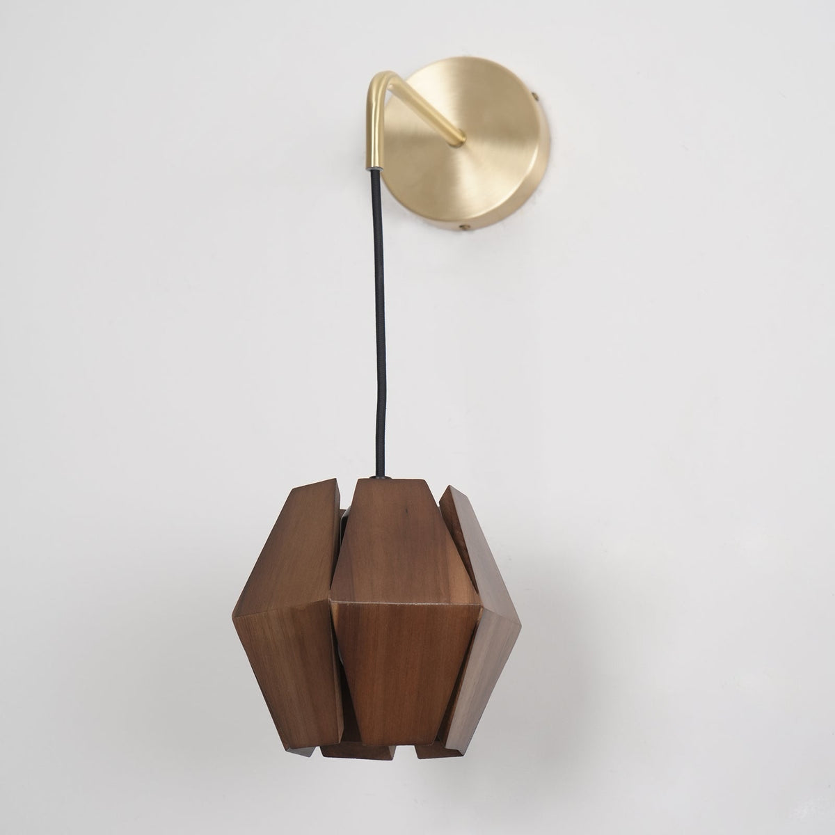 Wandlamp met geometrische houten kap, warme gloed, Noordse minimalistische accent