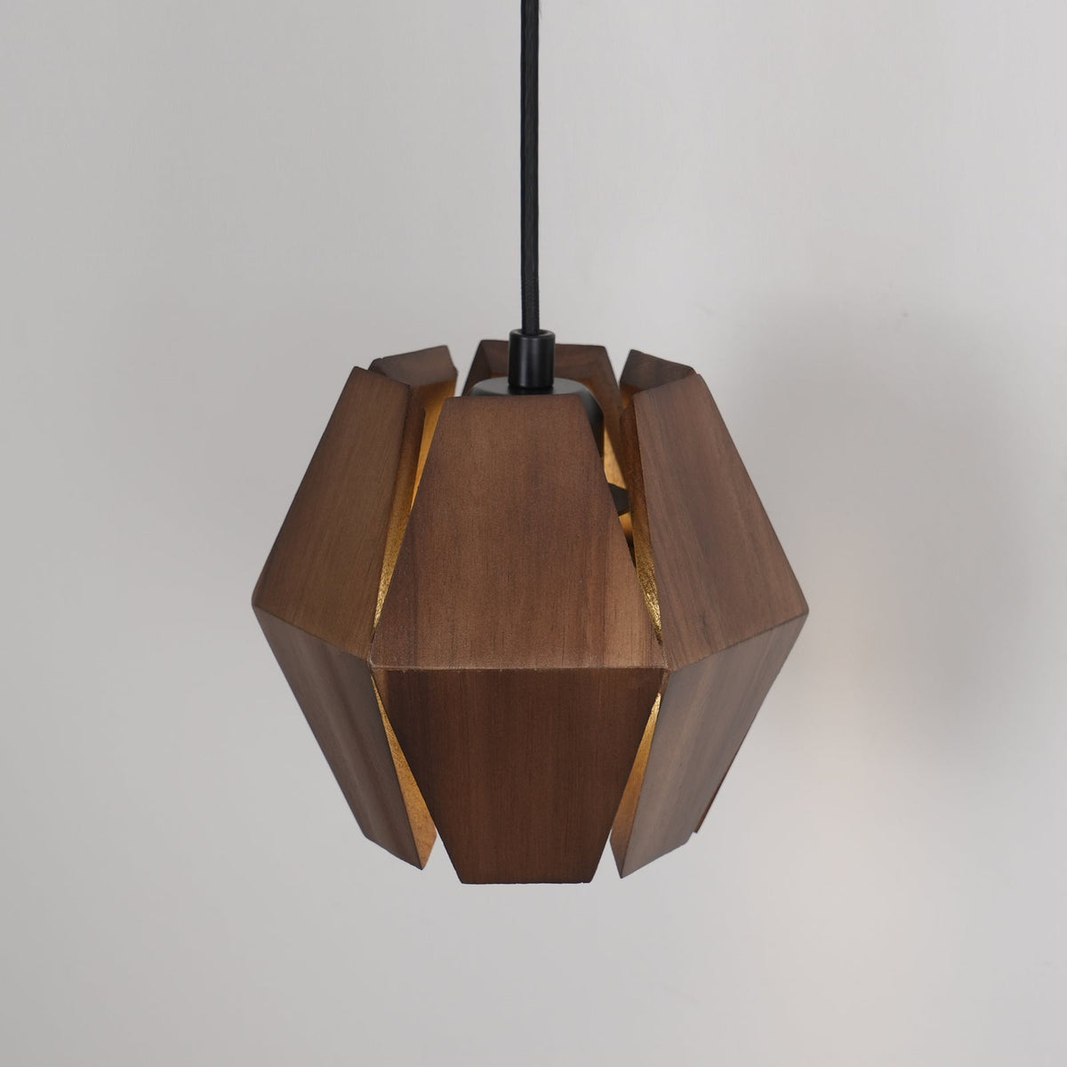 Wandlamp met geometrische houten kap, warme gloed, Noordse minimalistische accent