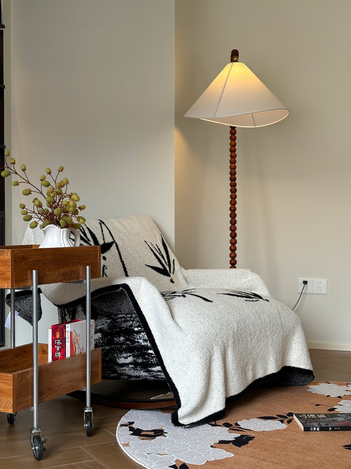 Nadia Moderne vloerlamp van walnoothout