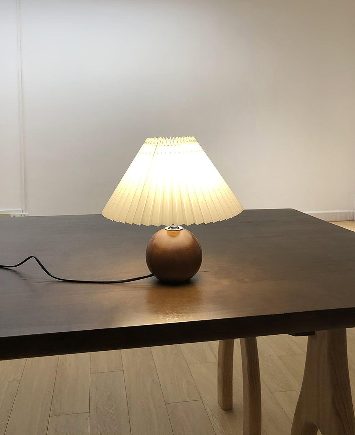 Zesilon houten bal tafellamp