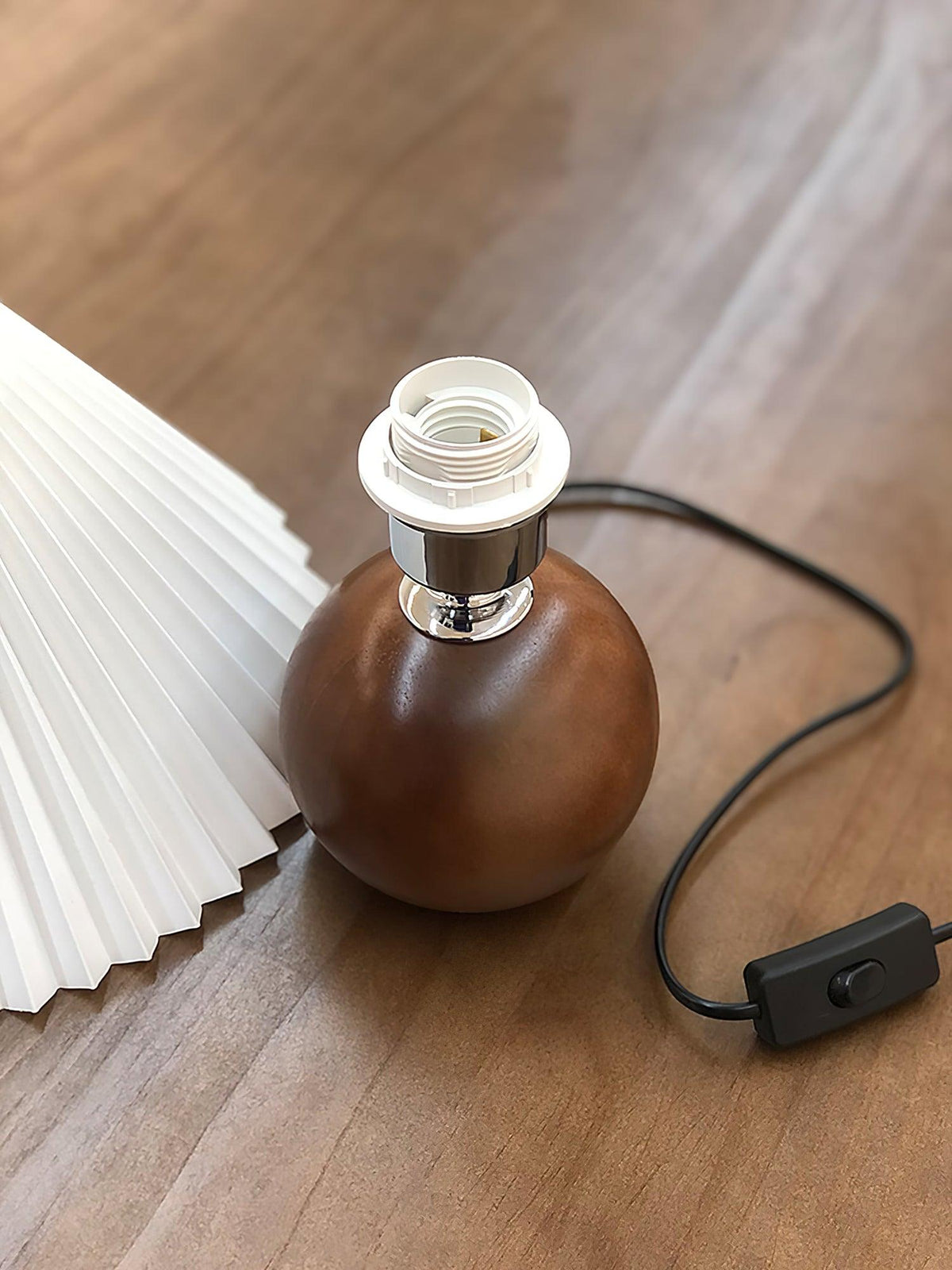 Zesilon houten bal tafellamp