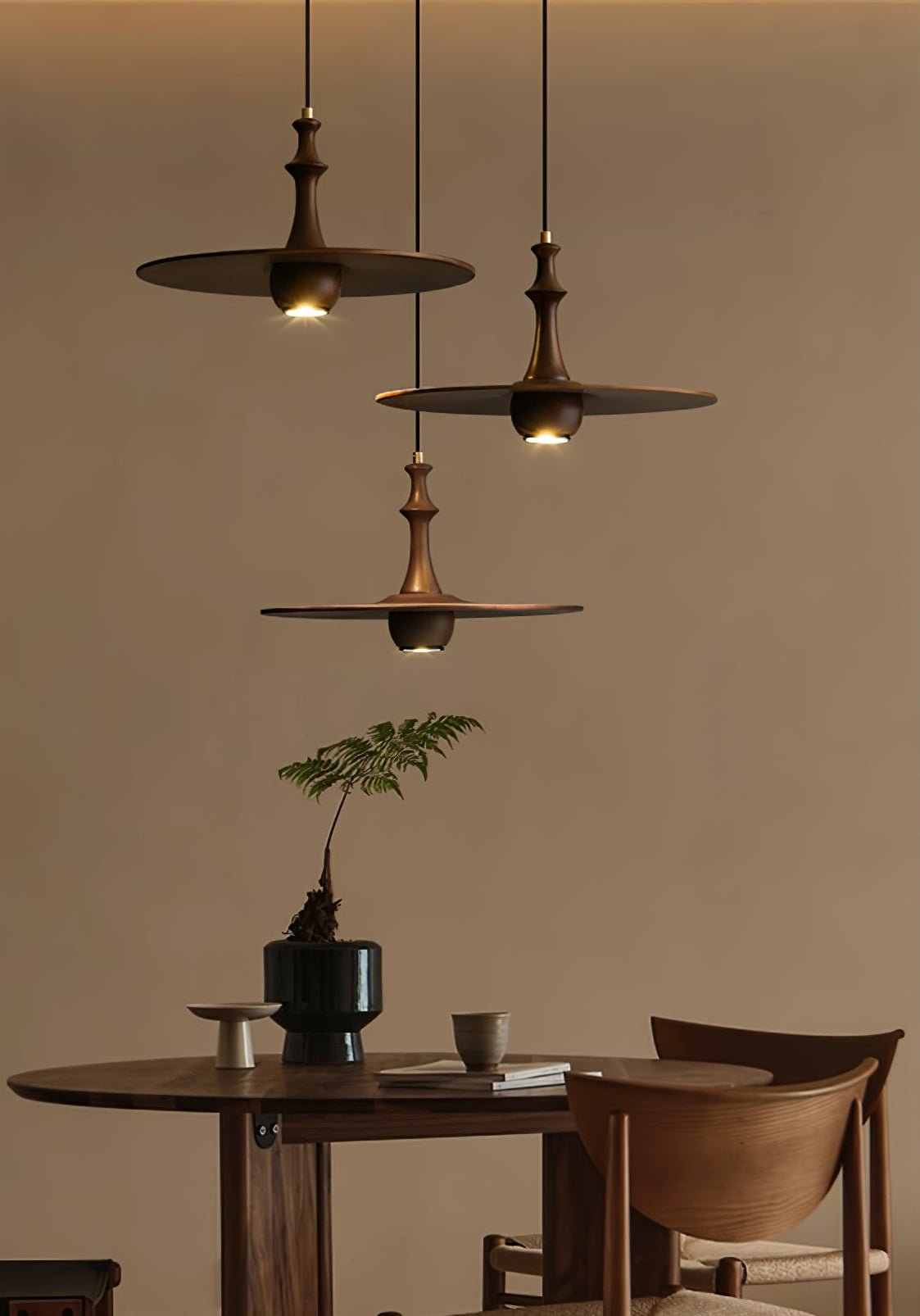 Spindle houten hanglamp met draaiend ontwerp