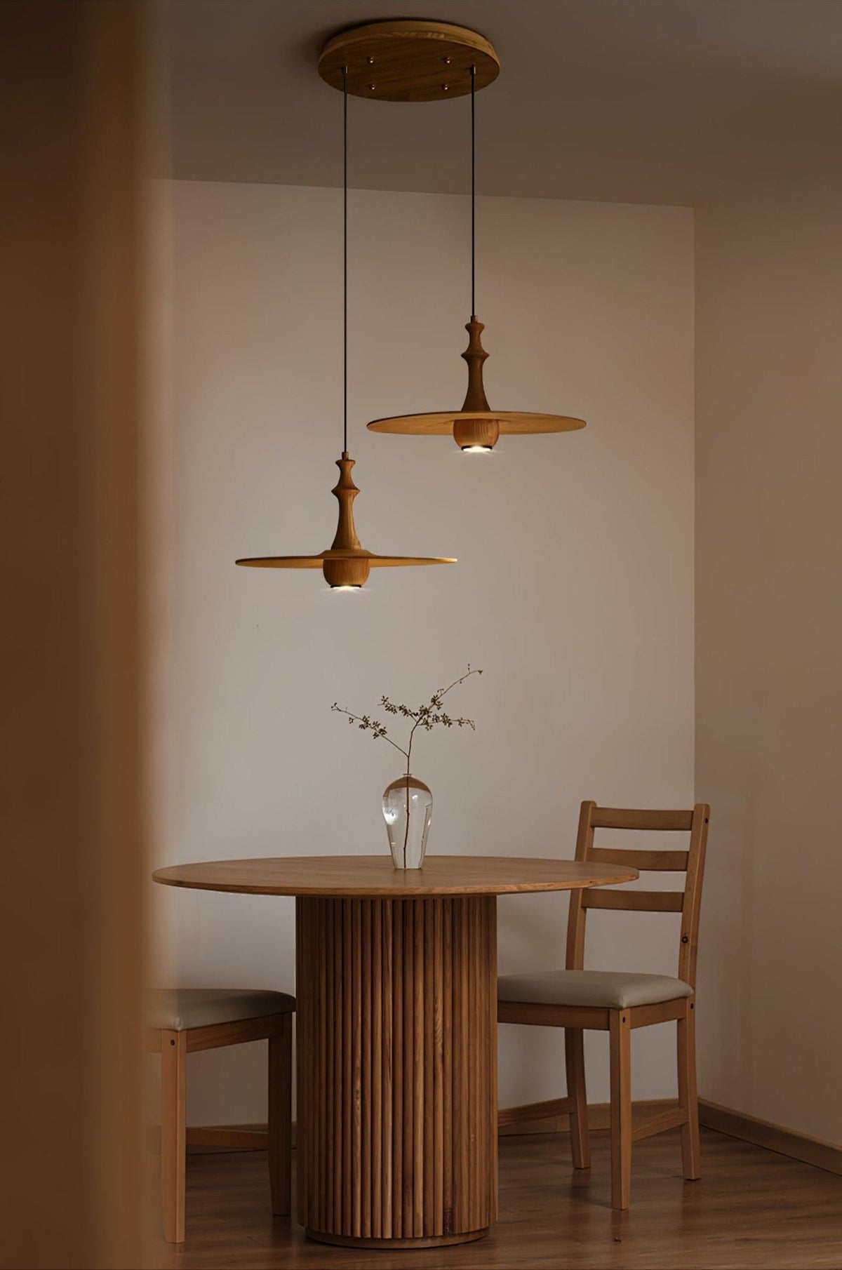 Spindle houten hanglamp met draaiend ontwerp