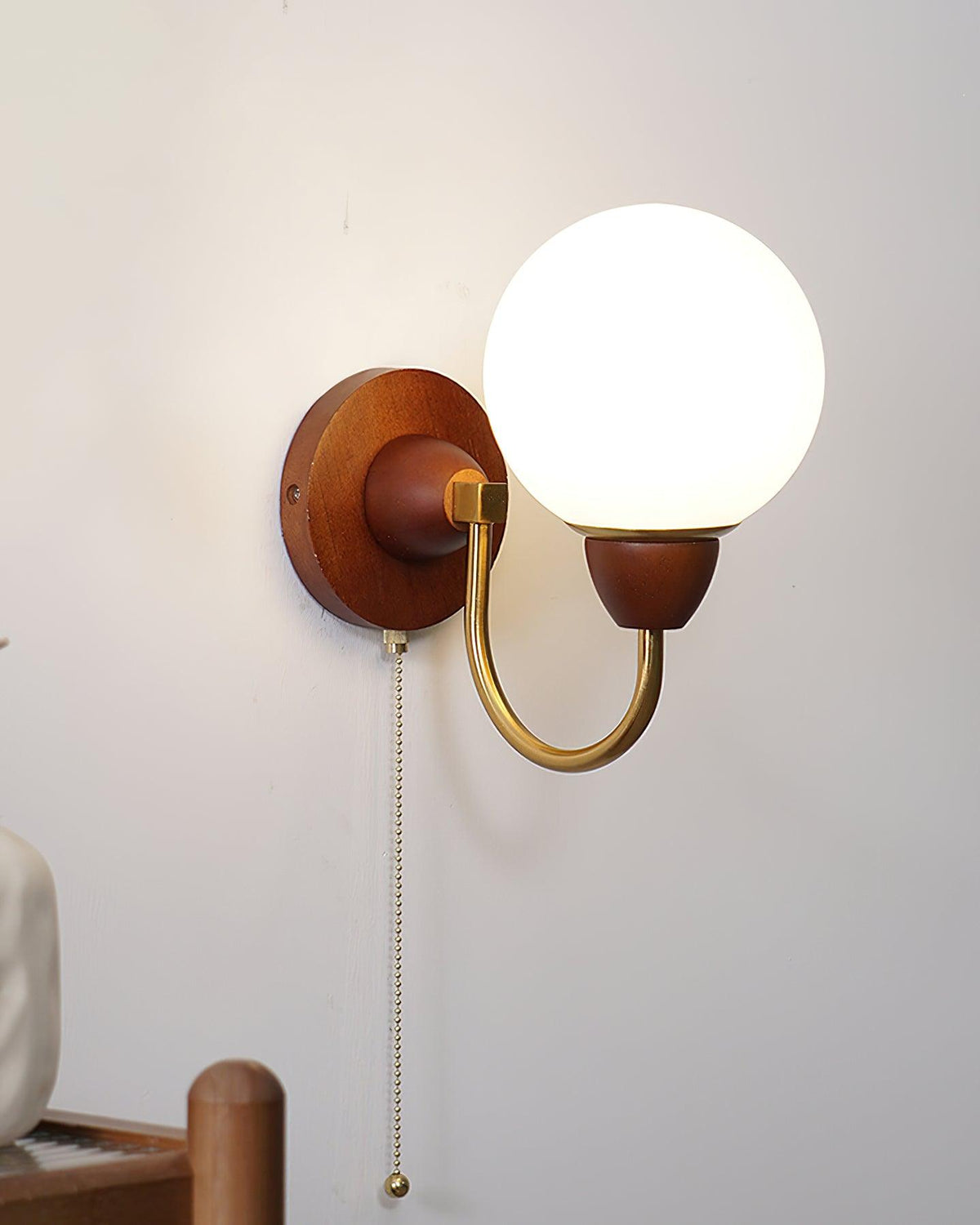 Rinielia wandlamp van walnoothout