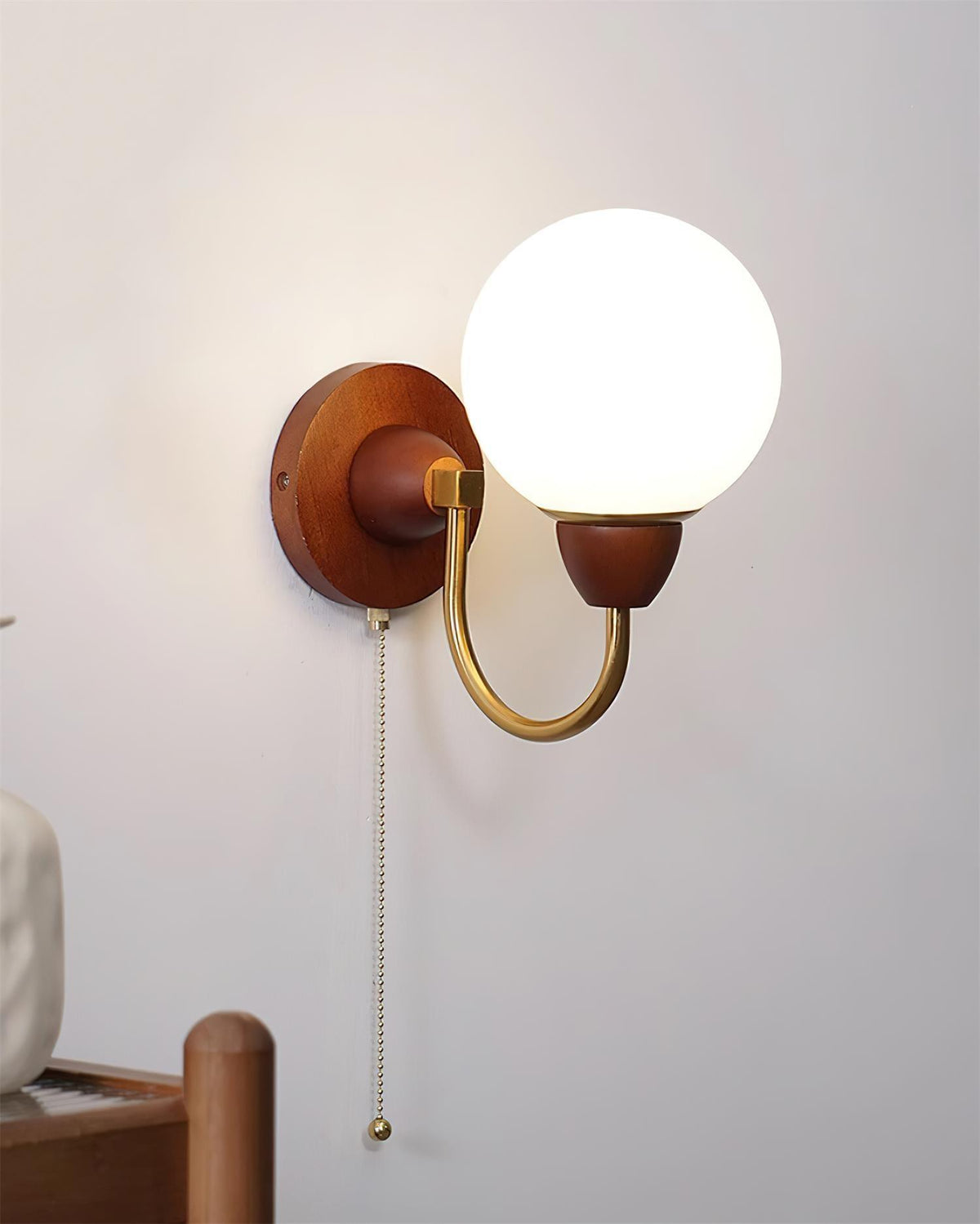 Rinielia wandlamp van walnoothout
