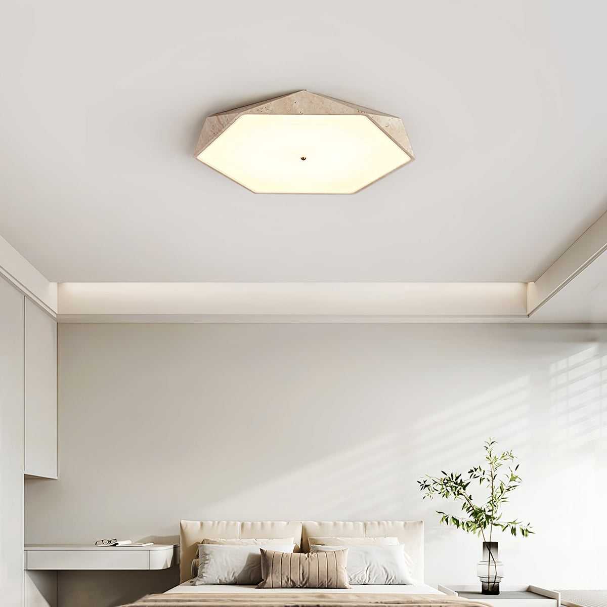 Hexagonale plafondlamp in geel travertin