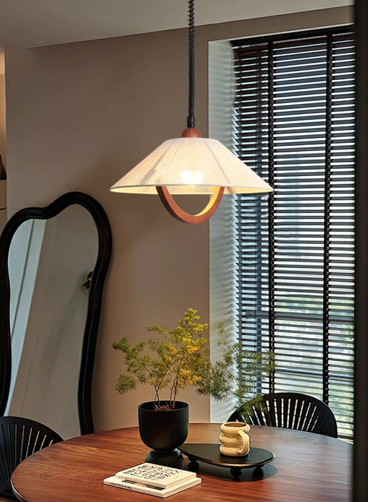 Reneria Minimalistische hanglamp van walnoot en beige
