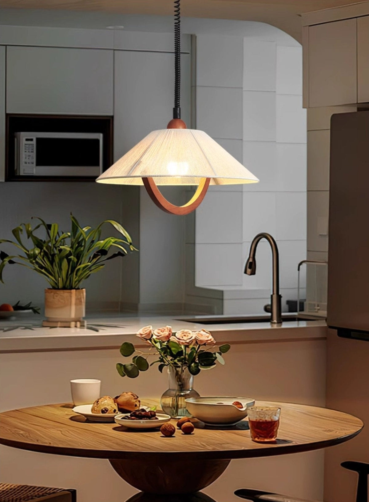 Reneria Minimalistische hanglamp van walnoot en beige