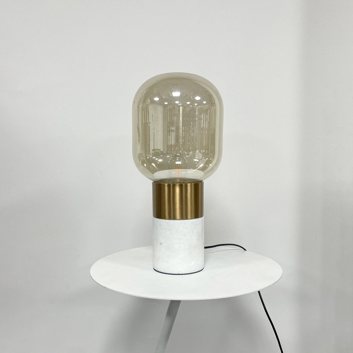 Aurdoren Minimalistische tafellamp met marmeren basis en cognac glas