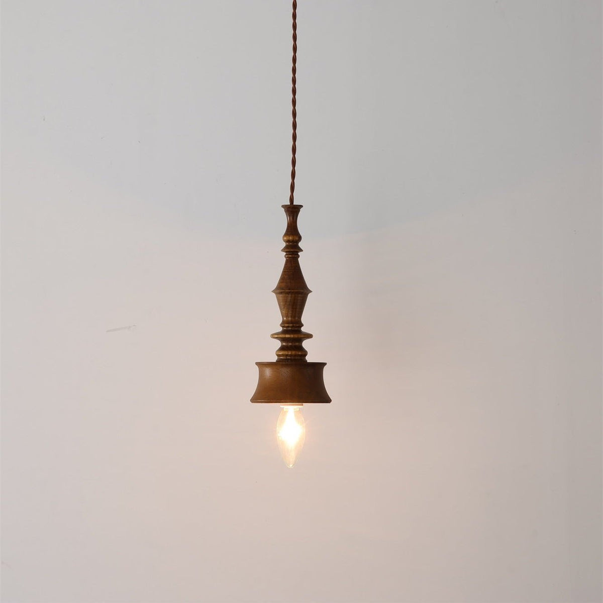 Tessira hanglamp van walnoothout met industriële stijl