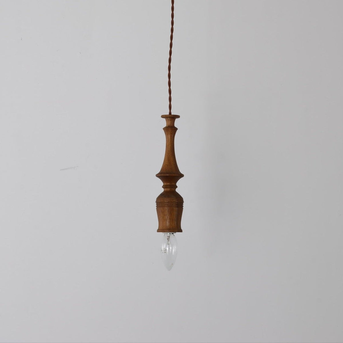 Tessira hanglamp van walnoothout met industriële stijl