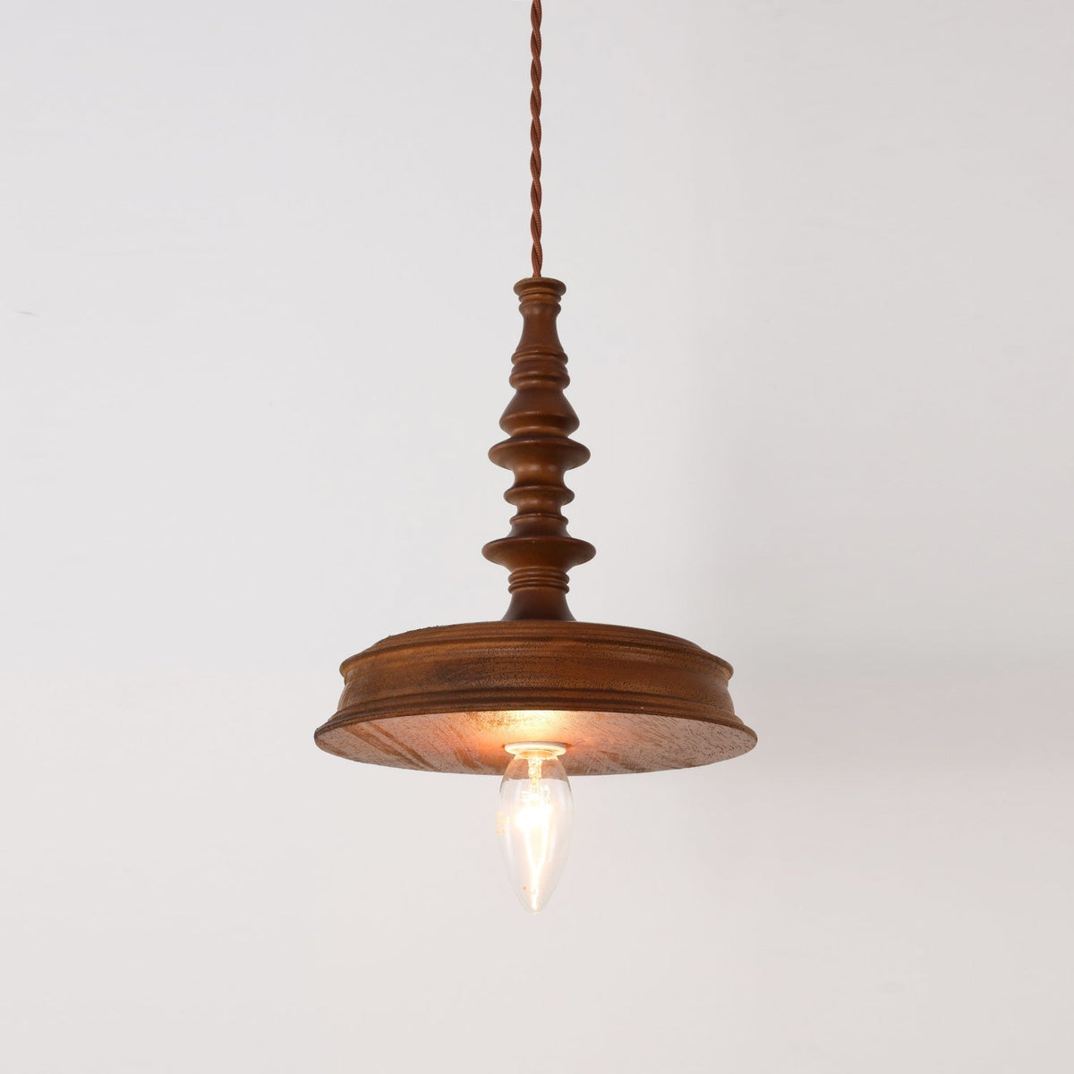 Teriinise hanglamp van walnoothout