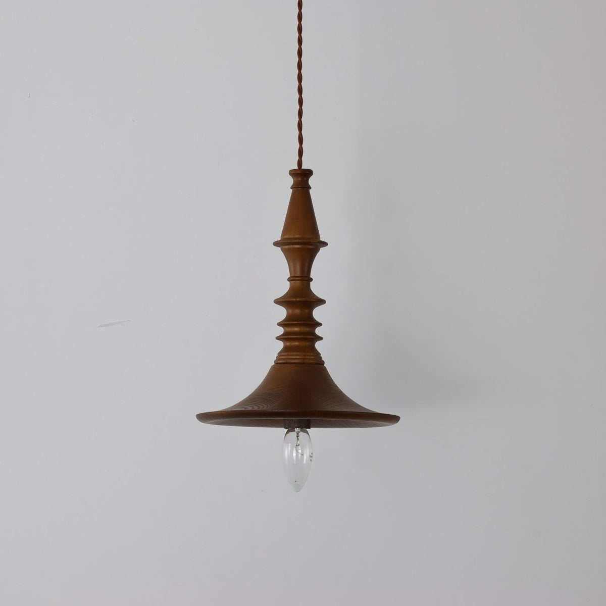 Tessira hanglamp van walnoothout met industriële stijl