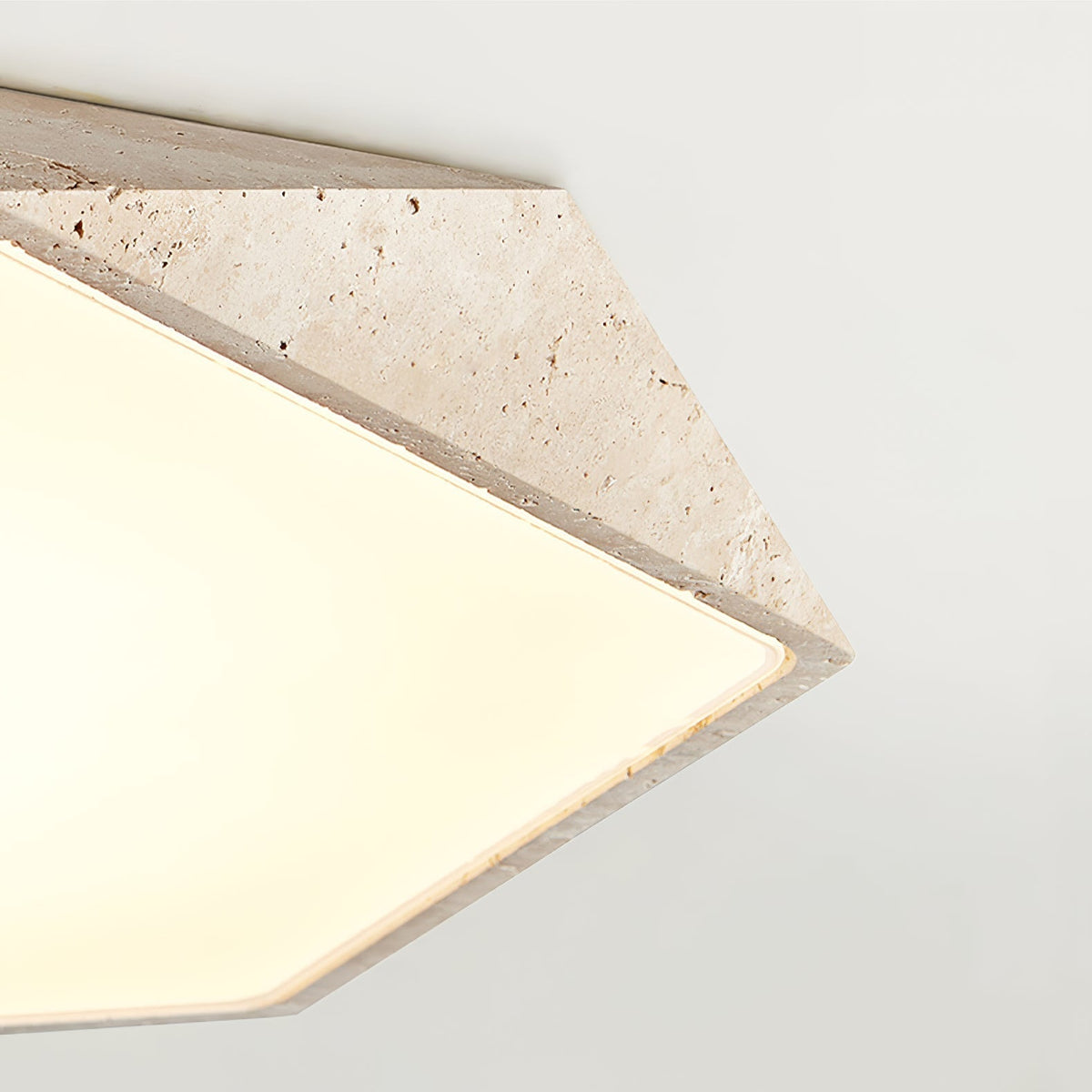 Hexagonale plafondlamp in geel travertin
