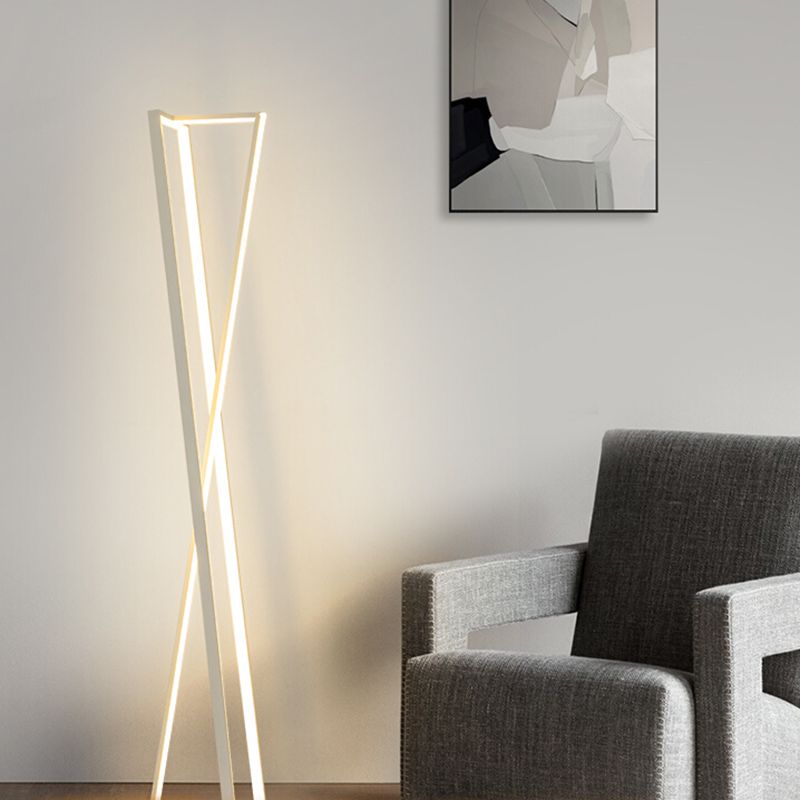 Edge Moderne Lineaire Metalen Driehoek Vloerlamp, Zwart/Wit