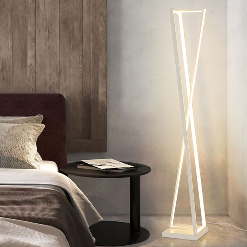 Edge Moderne Lineaire Metalen Driehoek Vloerlamp, Zwart/Wit