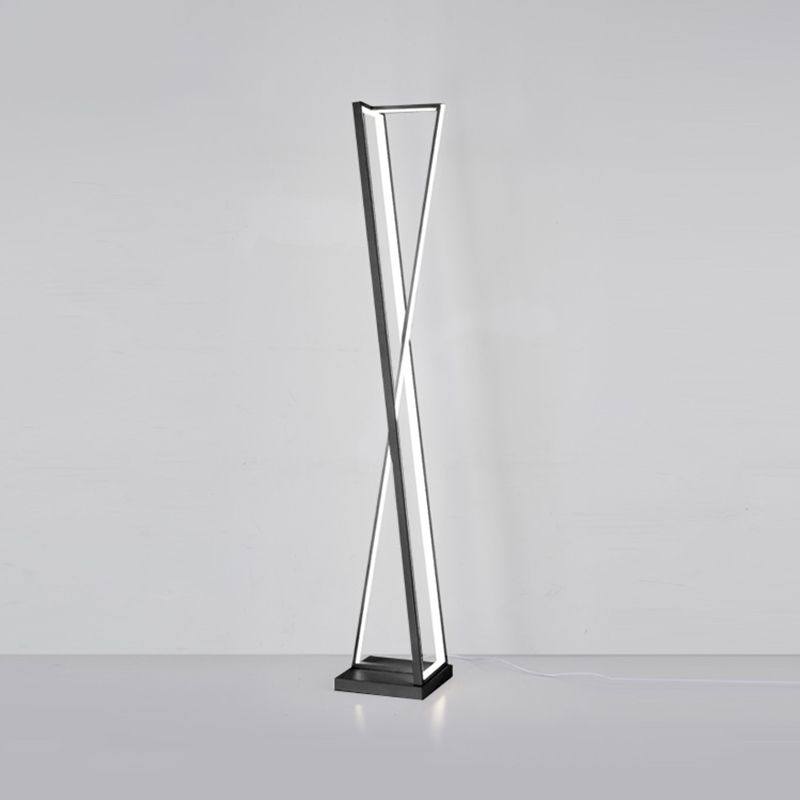 Edge Moderne Lineaire Metalen Driehoek Vloerlamp, Zwart/Wit