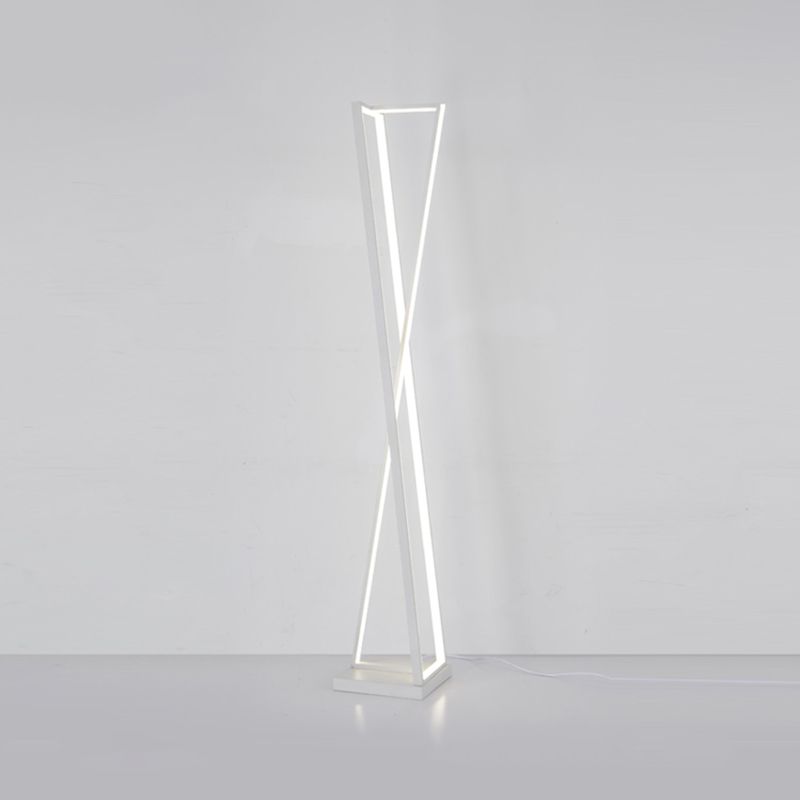 Edge Moderne Lineaire Metalen Driehoek Vloerlamp, Zwart/Wit