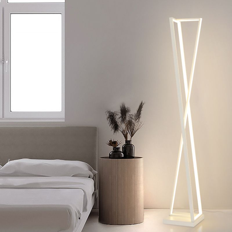Edge Moderne Lineaire Metalen Driehoek Vloerlamp, Zwart/Wit