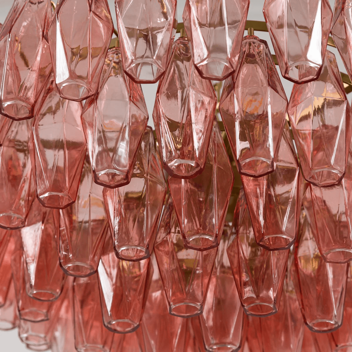 Lioruine moderne kroonluchter met gestapelde roze polygonen glas in goudkleurige afwerking