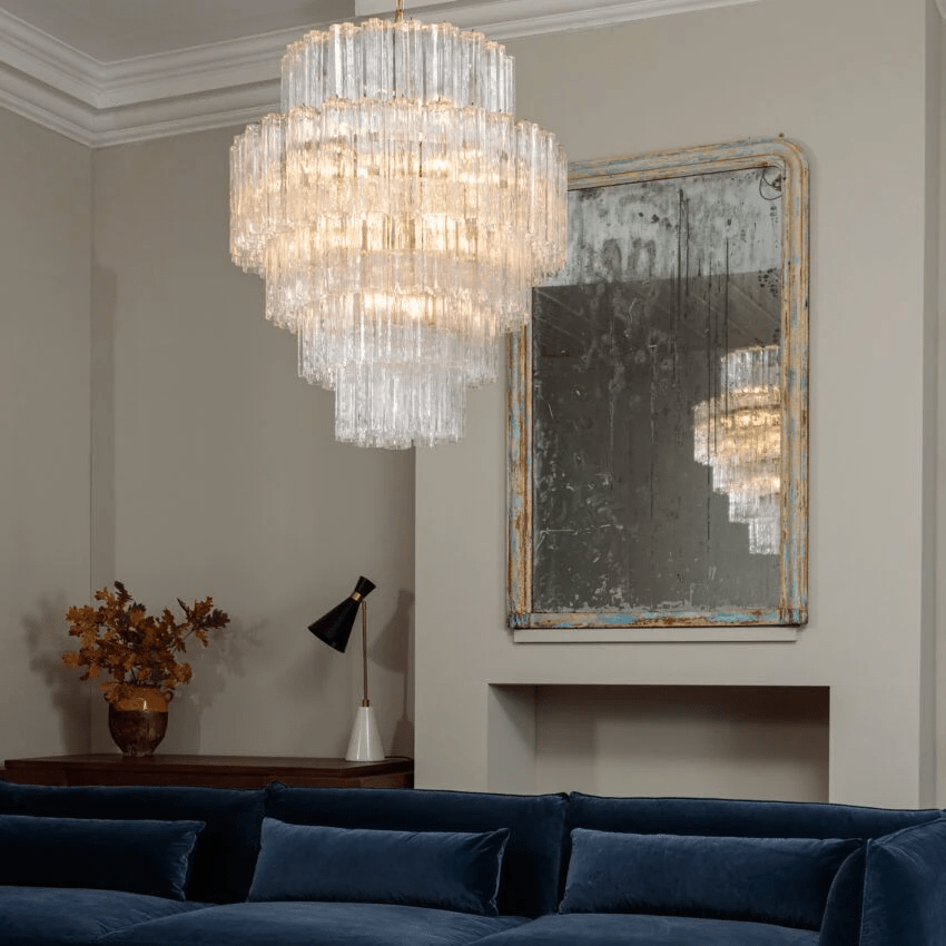 Eiraora kroonluchter met lagen van roze prisma-glas, elegant