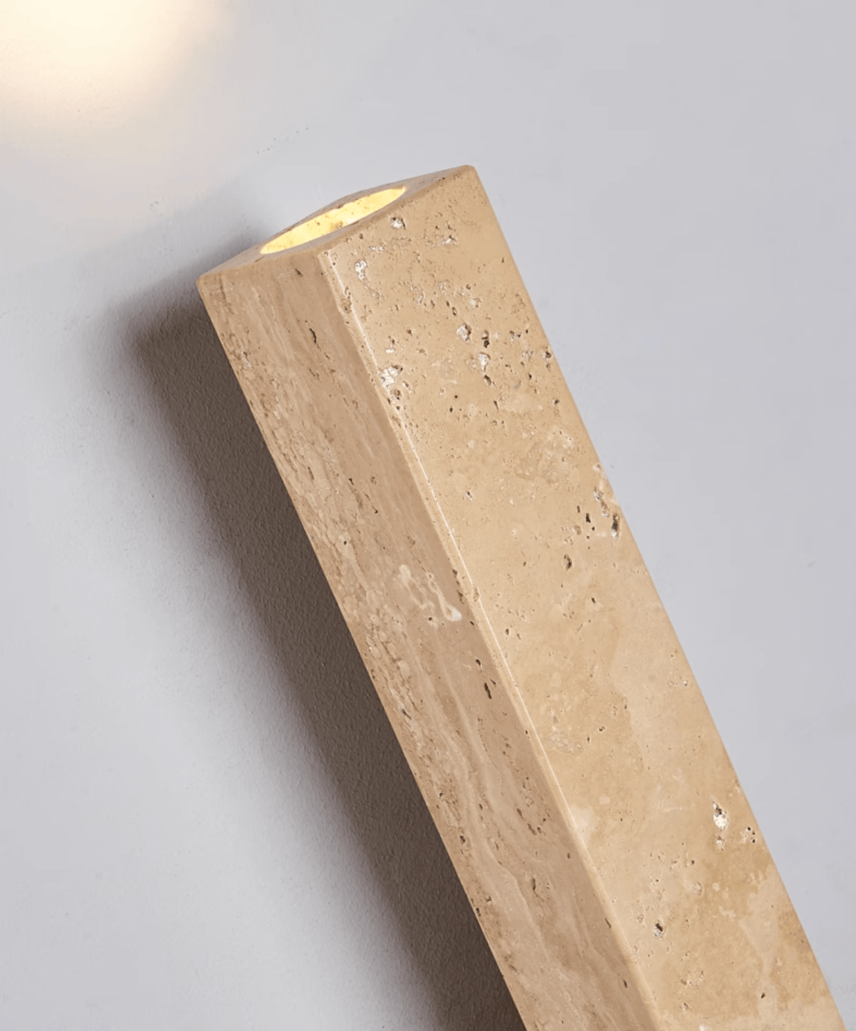Noriira Minimalistische wandlamp van travertin