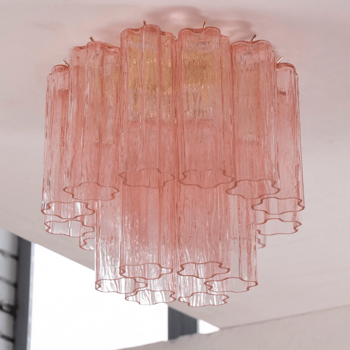Serin plafondlamp in roze watervalstijl