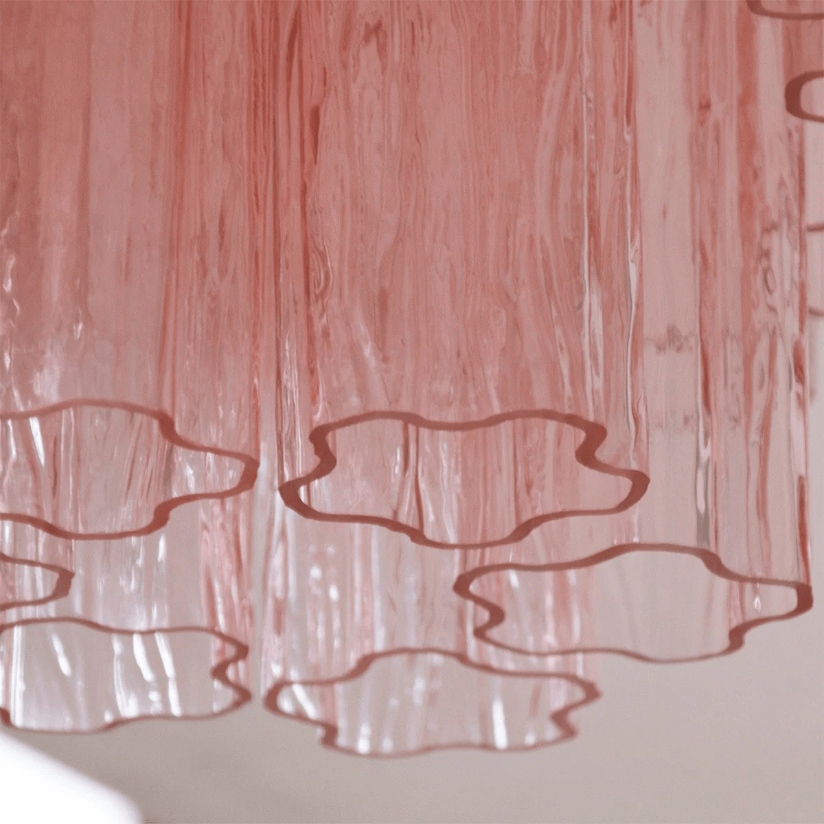 Serin plafondlamp in roze watervalstijl