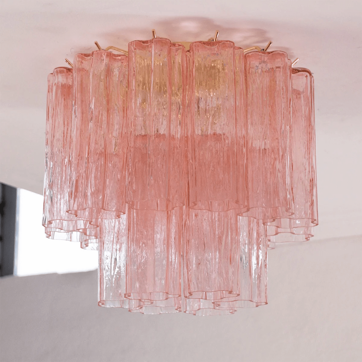 Serin plafondlamp in roze watervalstijl