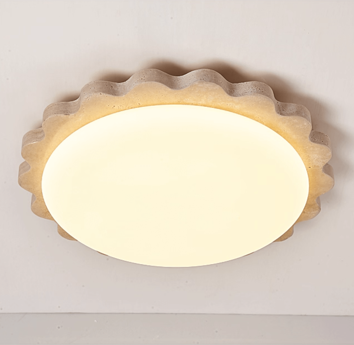 Crestwood plafondlamp in geel travertin met gebogen rand